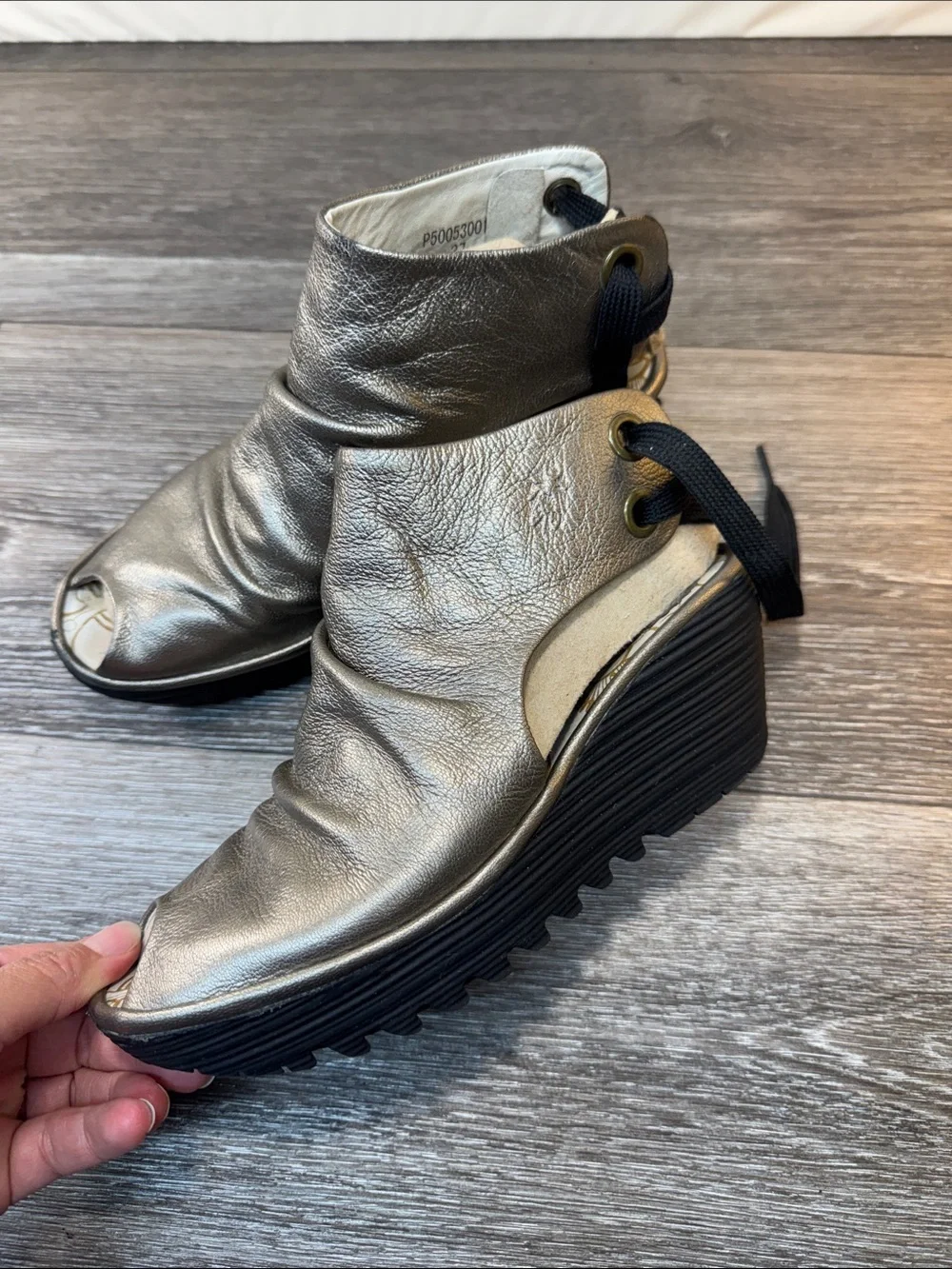 Fly London Metallic Silver Wedge Lace-Up Platforms woman’s 37 (j255)